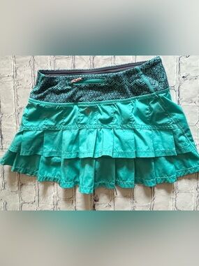 IVIVVA by LULULEMON girls size 10
Skirt